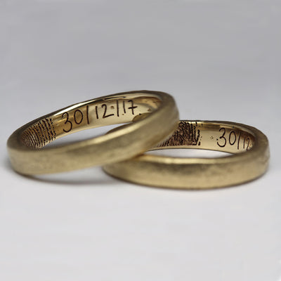 Personalised wedding rings with fingerprint and handwritten engraving