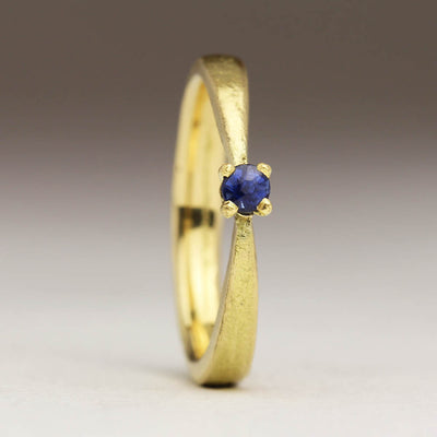 18ct Yellow Gold Tapered Sandcast Ring with Blue Sapphire
