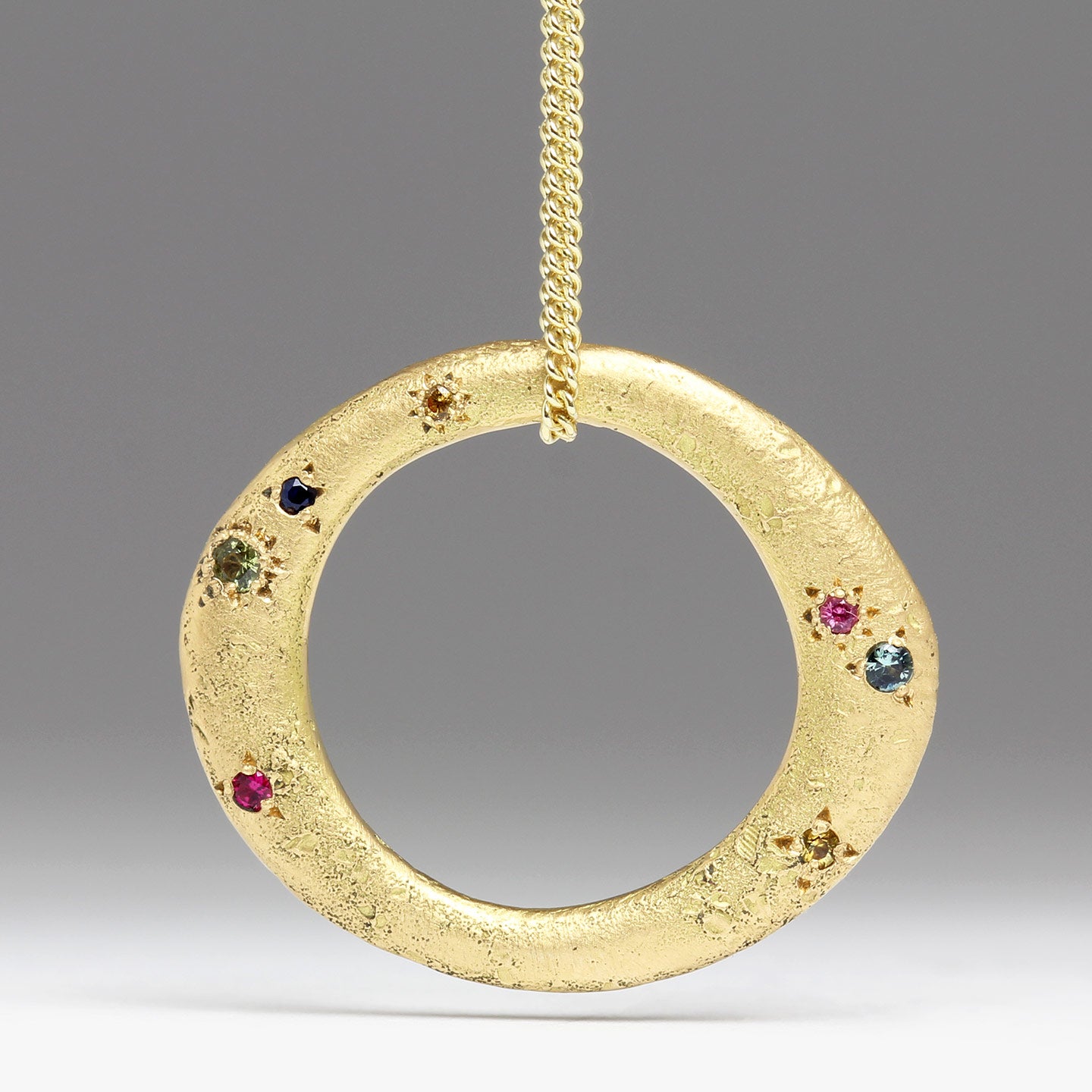 Sandcast Kos Pendant Ring in 18ct Gold with Rainbow Sapphires – Justin ...